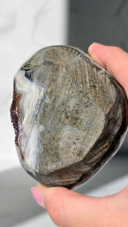 Roter Amethyst Freiform mit Glitzereffekt aus Brasilien