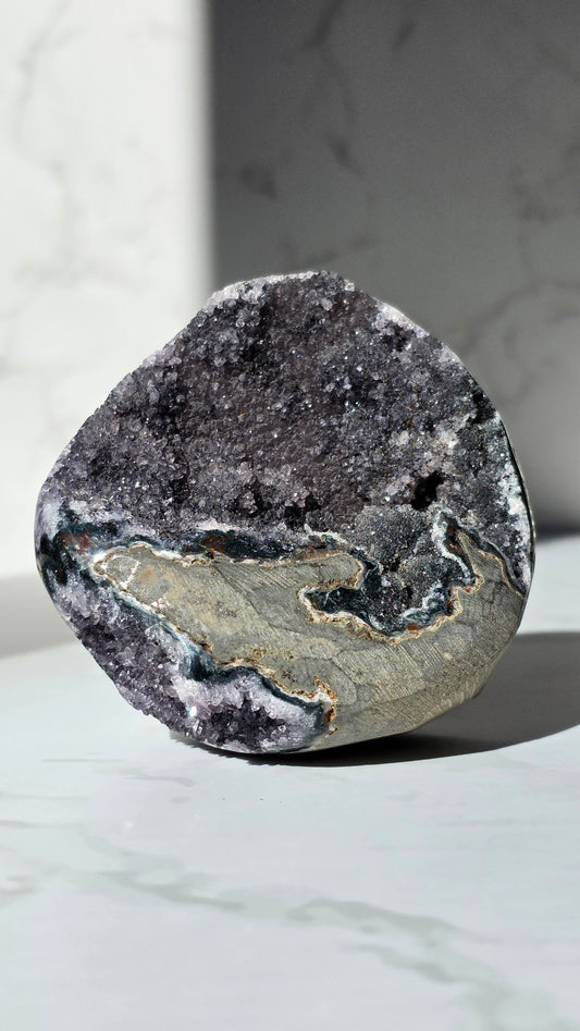 Schwarzer Amethyst Freiform mit Glitzereffekt aus Brasilien