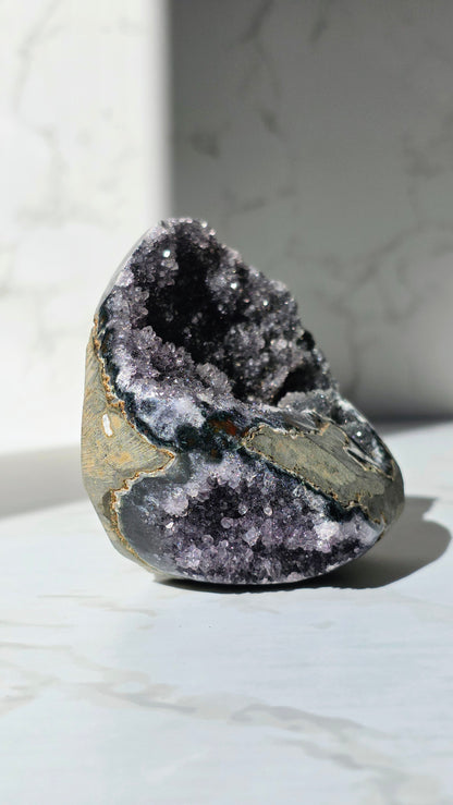 Schwarzer Amethyst Freiform mit Glitzereffekt aus Brasilien
