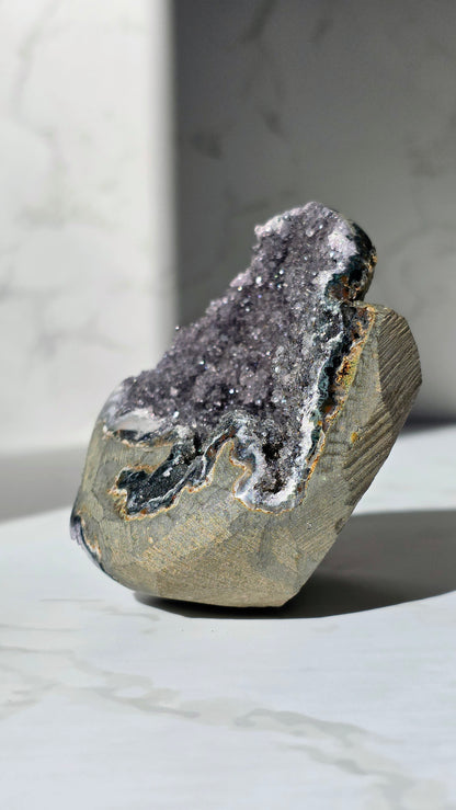 Schwarzer Amethyst Freiform mit Glitzereffekt aus Brasilien