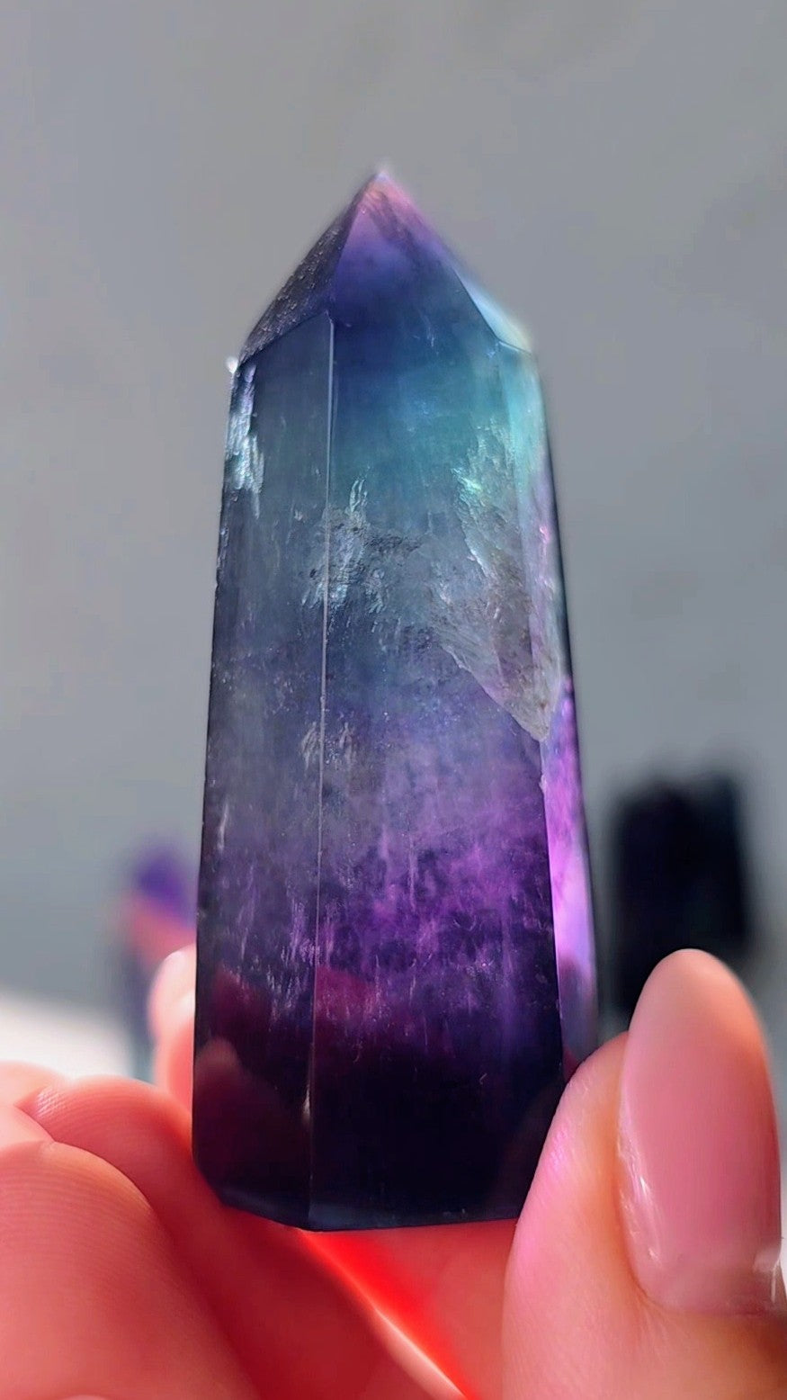 High Quality Regenbogenfluorit Turm – Magie in Blau & Violett