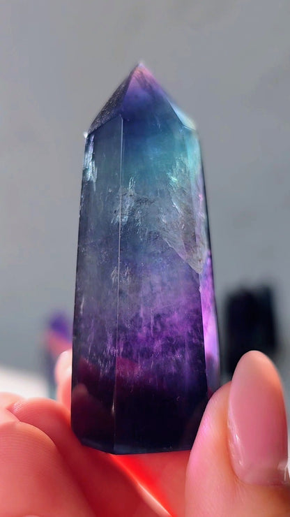 High Quality Regenbogenfluorit Turm – Magie in Blau & Violett