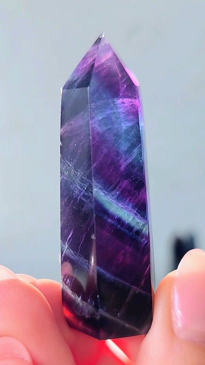 High Quality Regenbogenfluorit Turm – Magie in Blau & Violett