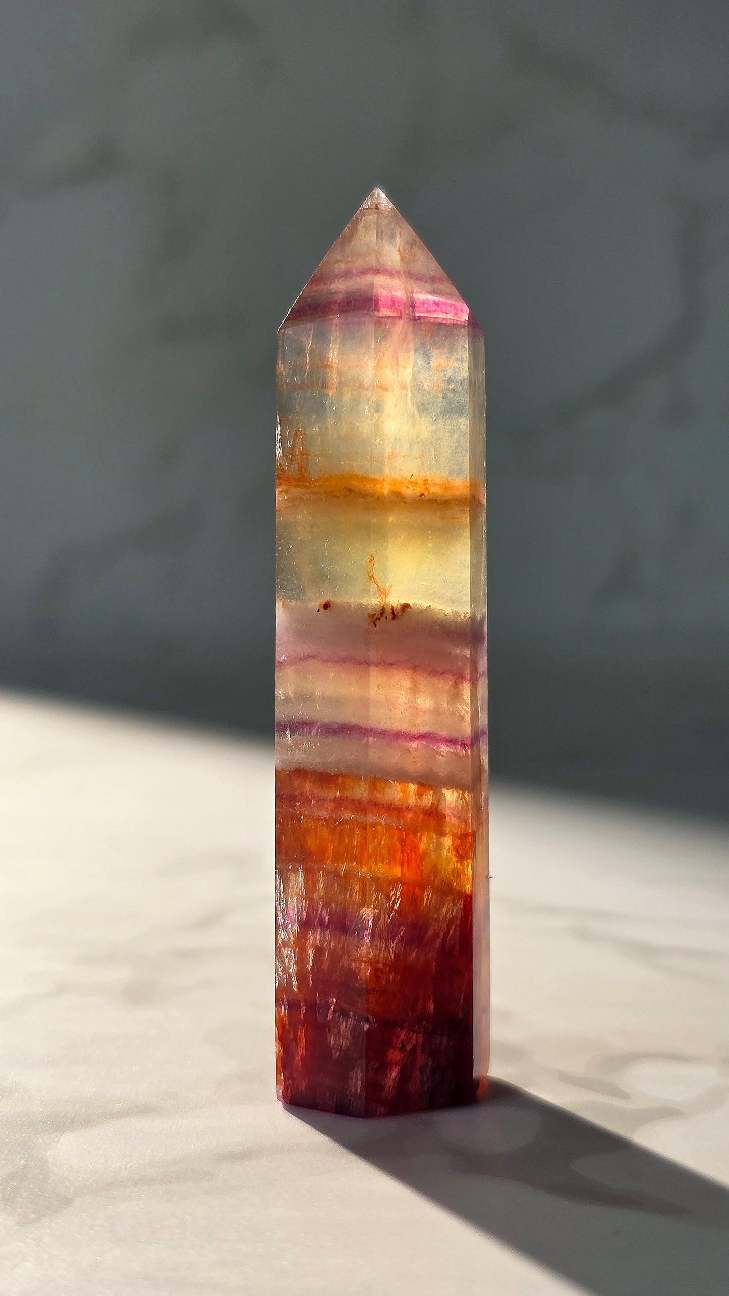 High Quality Regenbogenfluorit Turm mit Feuerquarz