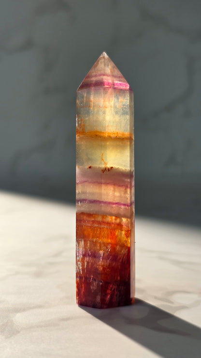 High Quality Regenbogenfluorit Turm mit Feuerquarz