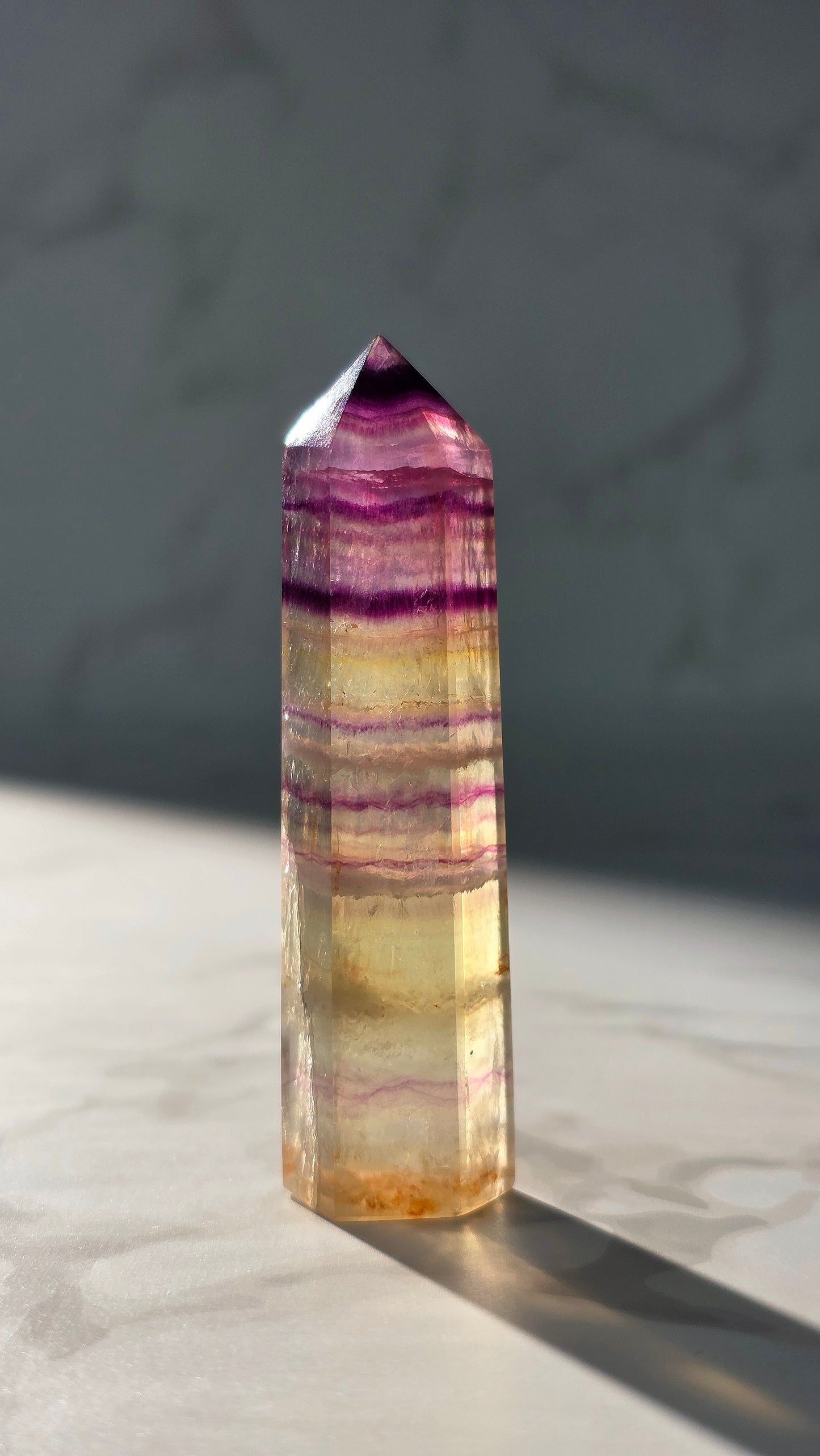 High Quality Regenbogenfluorit Turm mit Feuerquarz