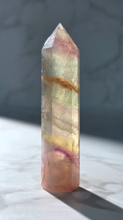 High Quality Regenbogenfluorit Turm mit Feuerquarz