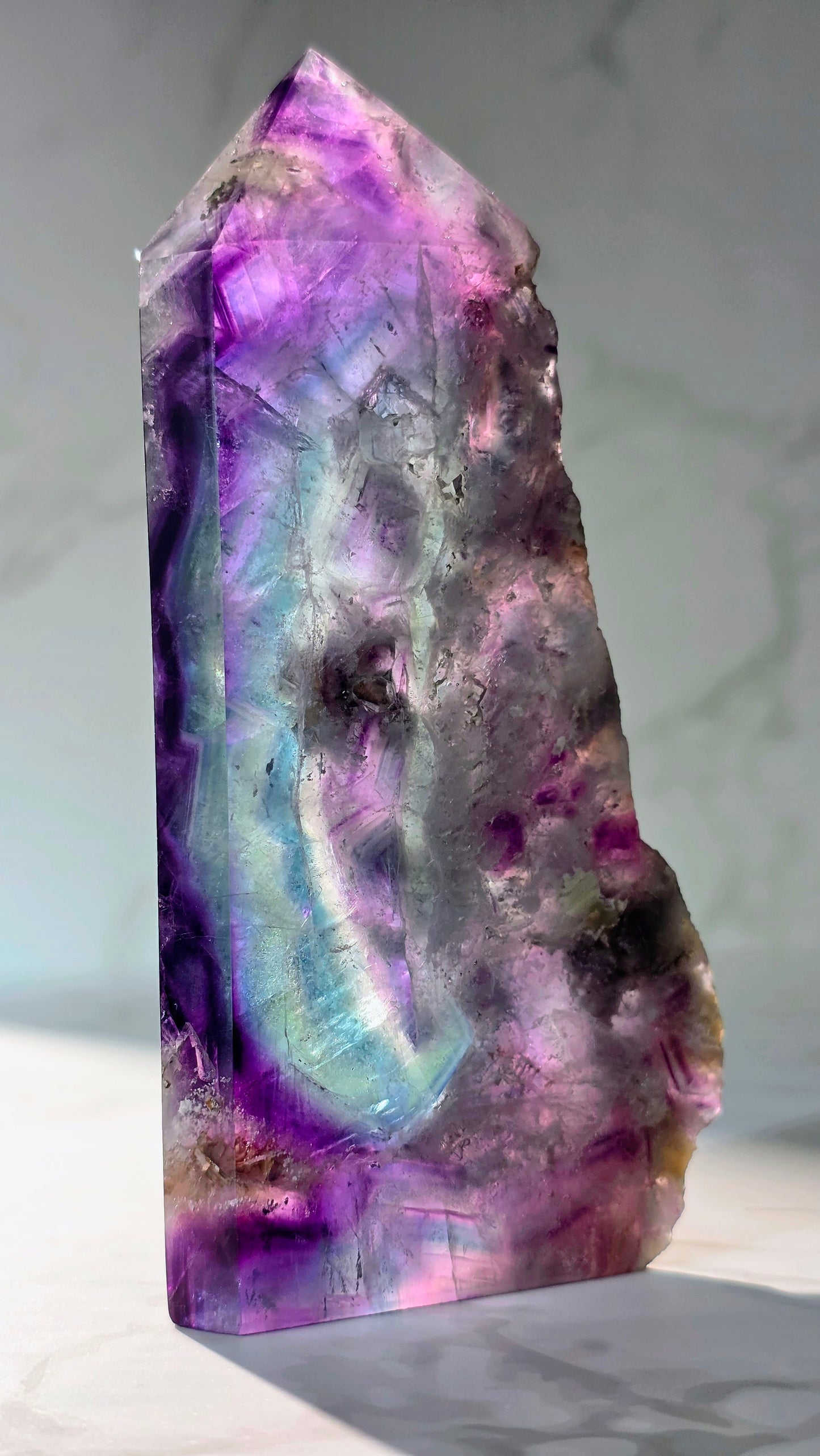 Regenbogenfluorit Turm – Farbmagie & natürliche Schönheit vereint