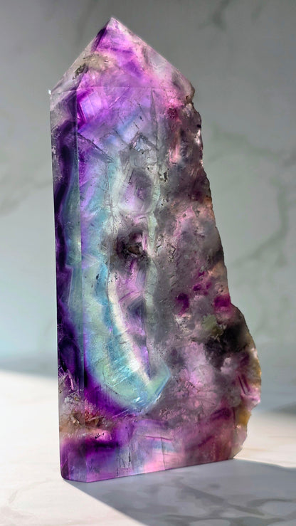 Regenbogenfluorit Turm – Farbmagie & natürliche Schönheit vereint