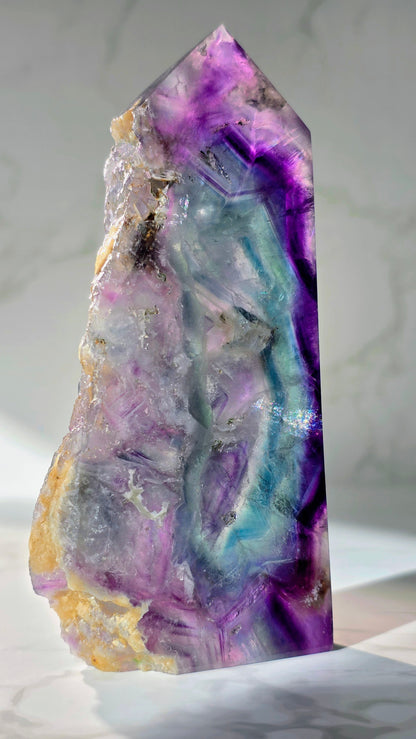 Regenbogenfluorit Turm – Farbmagie & natürliche Schönheit vereint