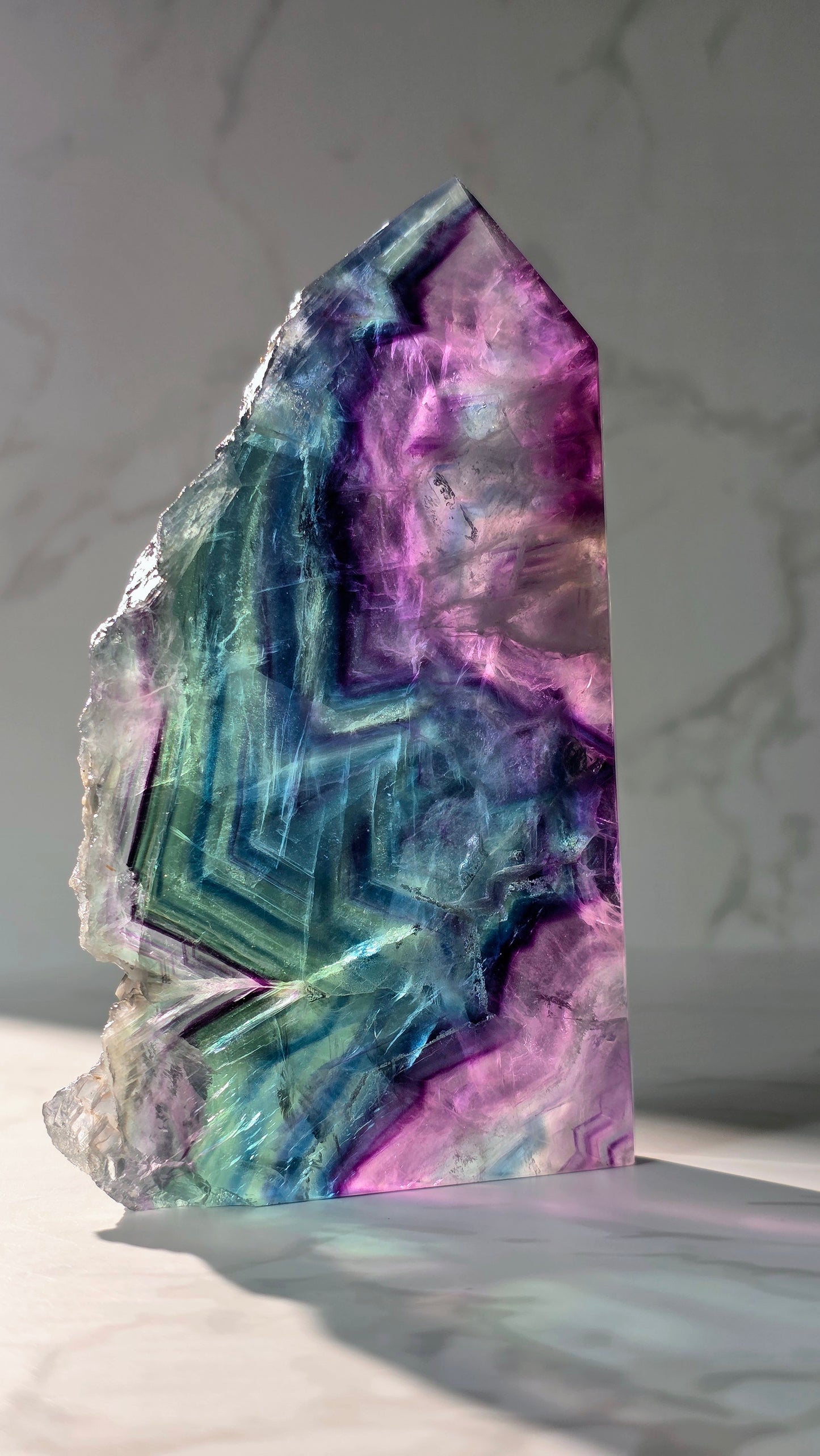 Regenbogenfluorit Turm – Farbmagie & natürliche Schönheit vereint