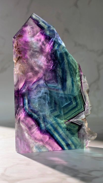 Regenbogenfluorit Turm – Farbmagie & natürliche Schönheit vereint