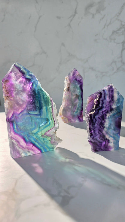 Regenbogenfluorit Turm – Farbmagie & natürliche Schönheit vereint