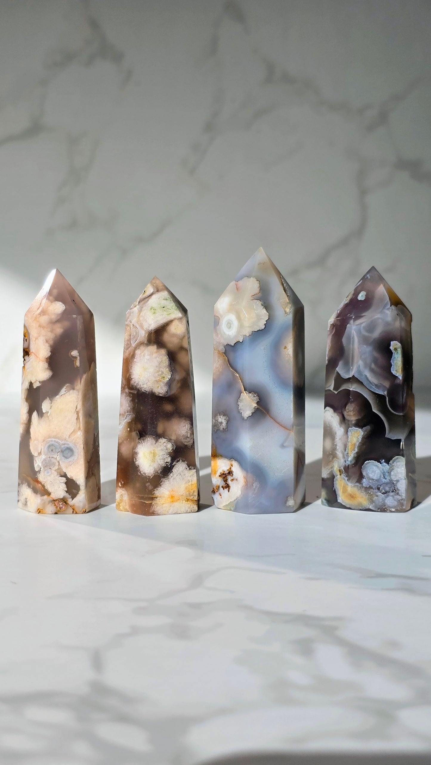 Kirschblütenchalcedon – Seltene Schönheit mit Blütenmagie in Grau & Schwarz