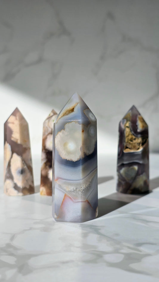 Kirschblütenchalcedon – Seltene Schönheit mit Blütenmagie in Blau & Grau