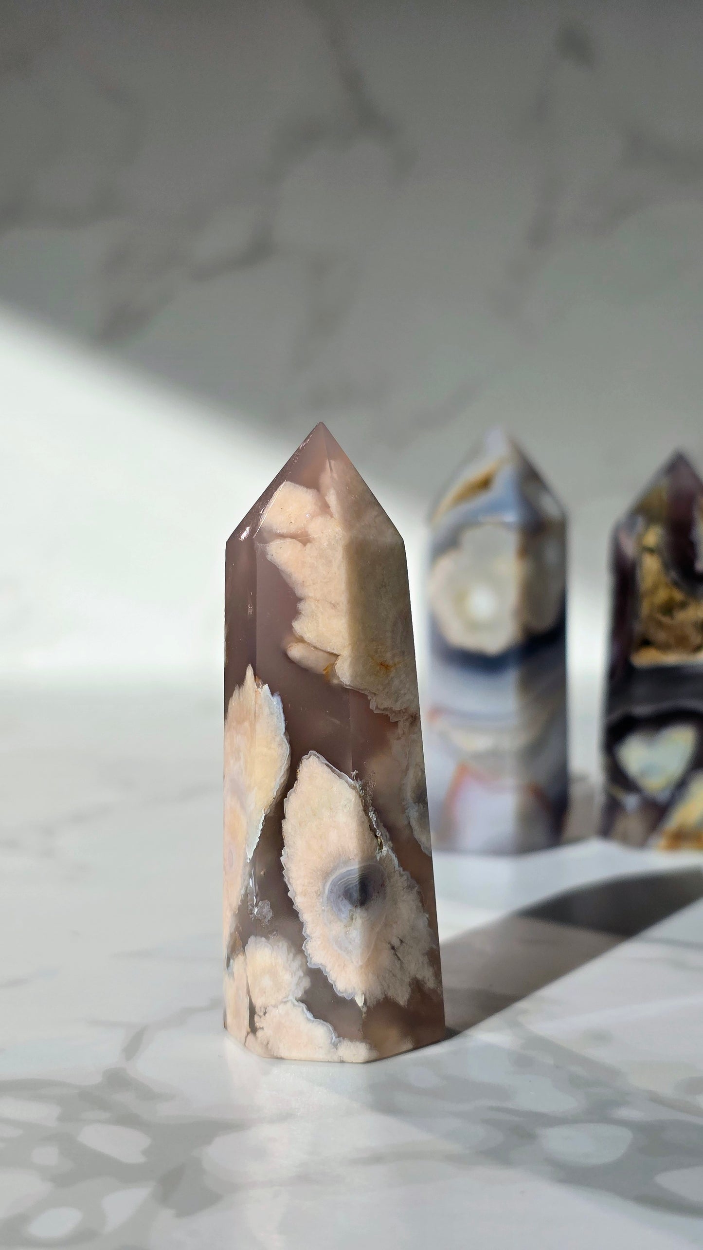 Kirschblütenchalcedon – Seltene Schönheit mit Blütenmagie in Grau