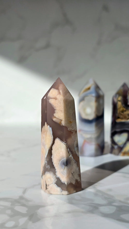 Kirschblütenchalcedon – Seltene Schönheit mit Blütenmagie in Grau