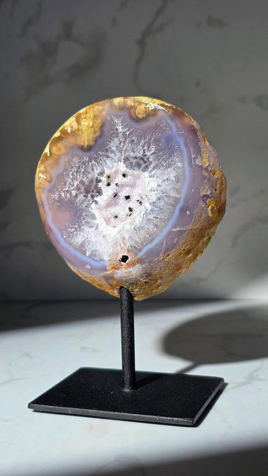 Blaue druzy Achat Geode auf Ständer