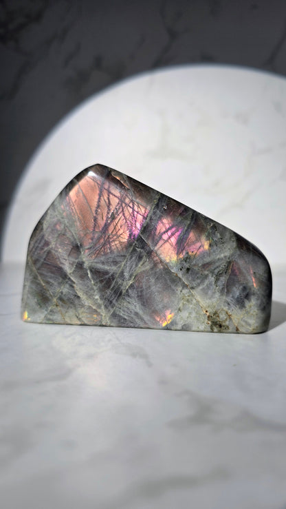 Bunt schillernde Labradorit Freiform