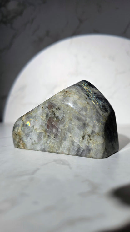 Bunt schillernde Labradorit Freiform