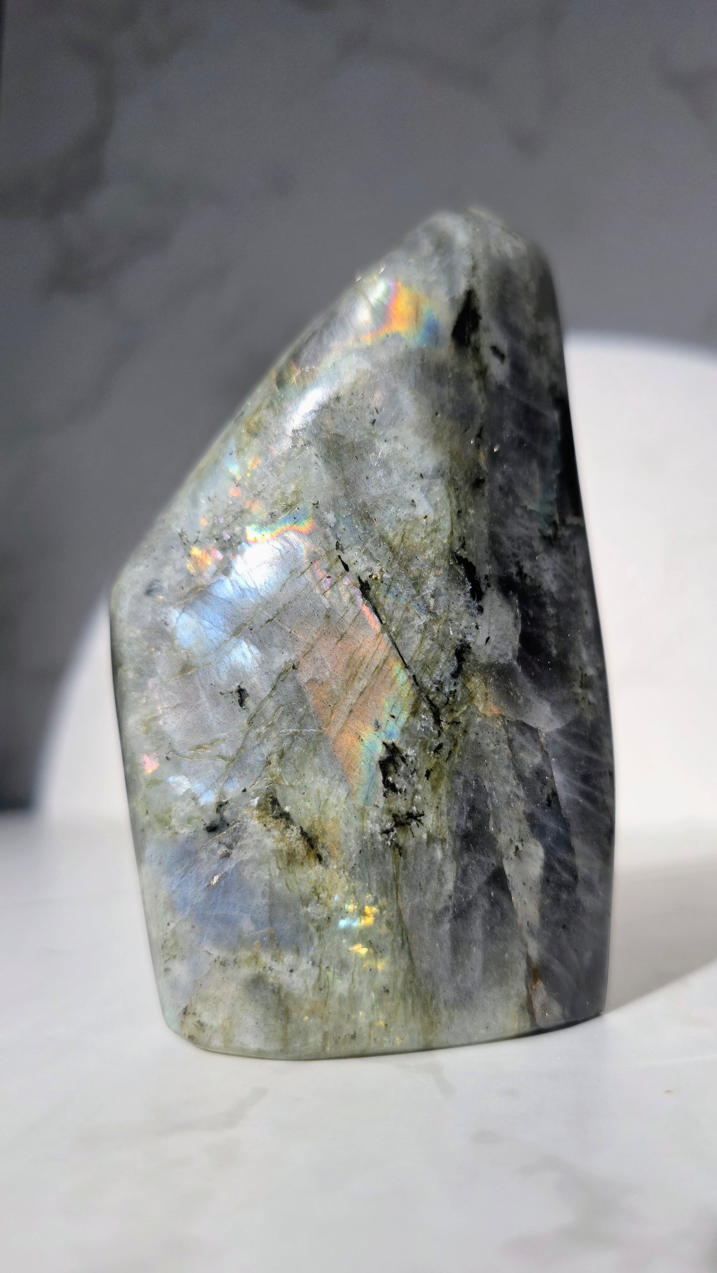 Bunt schillernde Labradorit Freiform