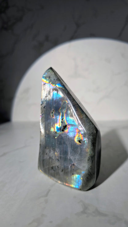 Bunt schillernde Labradorit Freiform