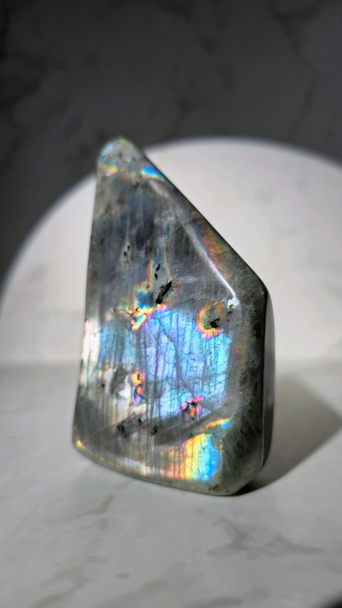 Bunt schillernde Labradorit Freiform