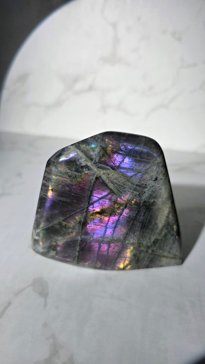 Bunt schillernde Labradorit Freiform