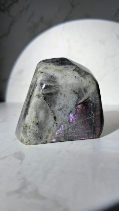 Bunt schillernde Labradorit Freiform