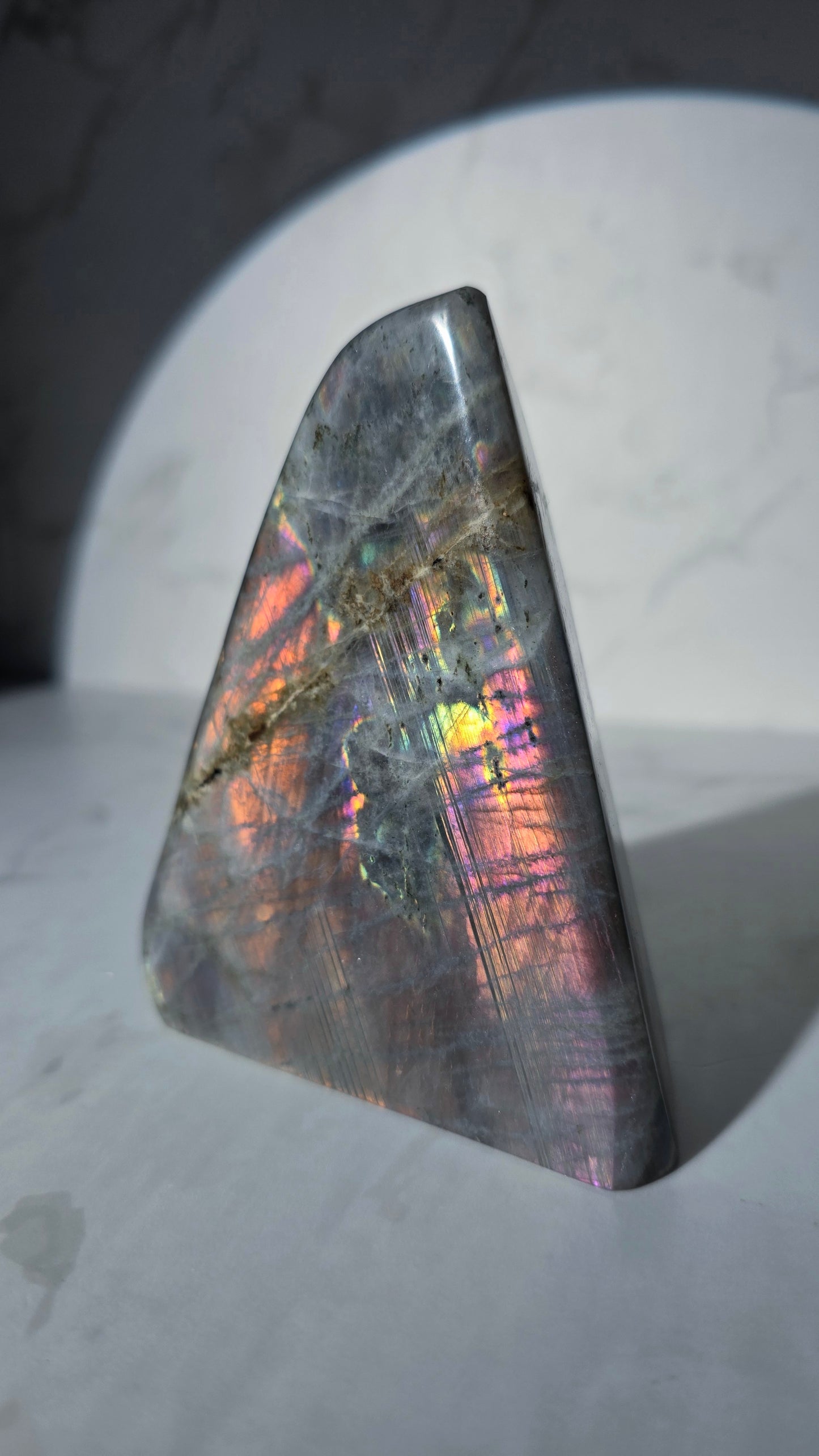 Bunt schillernde Labradorit Freiform