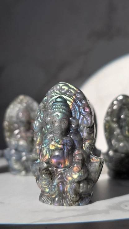 HQ Labradorit Ganesha Carving – Transformation & Göttliche Weisheit
