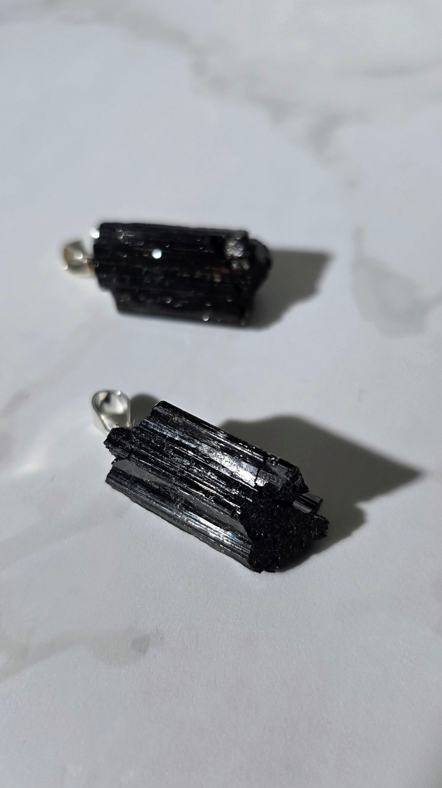 Schwarzer Turmalin Rohstein Anhänger
