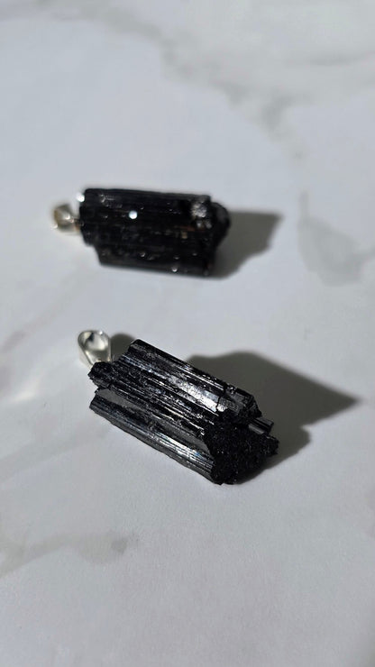 Schwarzer Turmalin Rohstein Anhänger