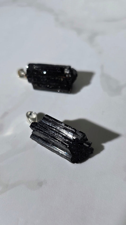 Schwarzer Turmalin Rohstein Anhänger