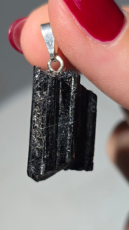 Schwarzer Turmalin Rohstein Anhänger