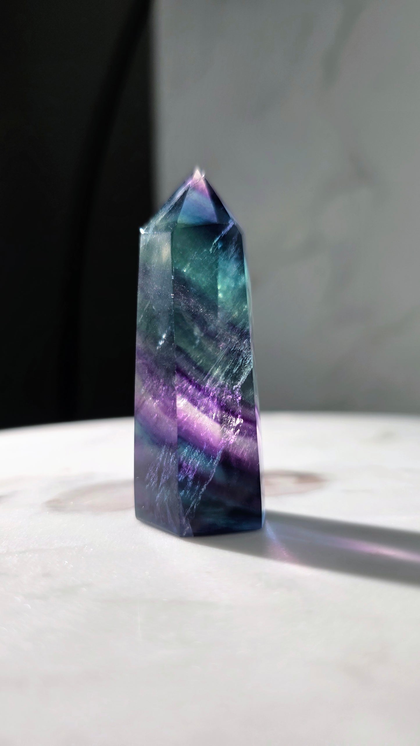 High Quality Regenbogenfluorit Turm – Magie in Blau & Violett