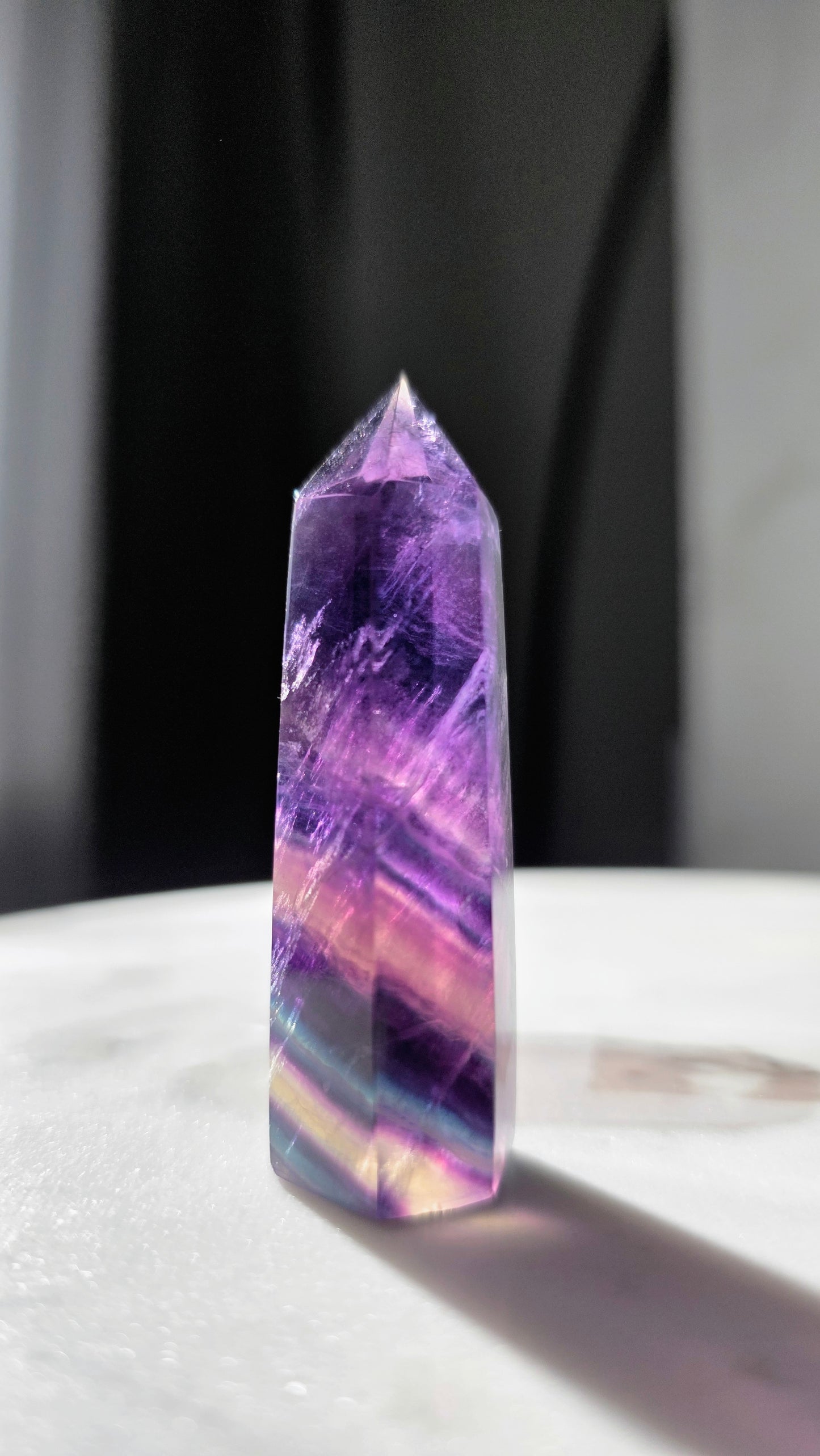 High Quality Regenbogenfluorit Turm – Magie in Blau & Violett