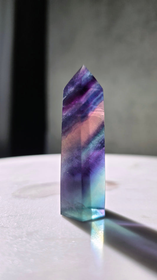 High Quality Regenbogenfluorit Turm – Magie in Blau & Violett