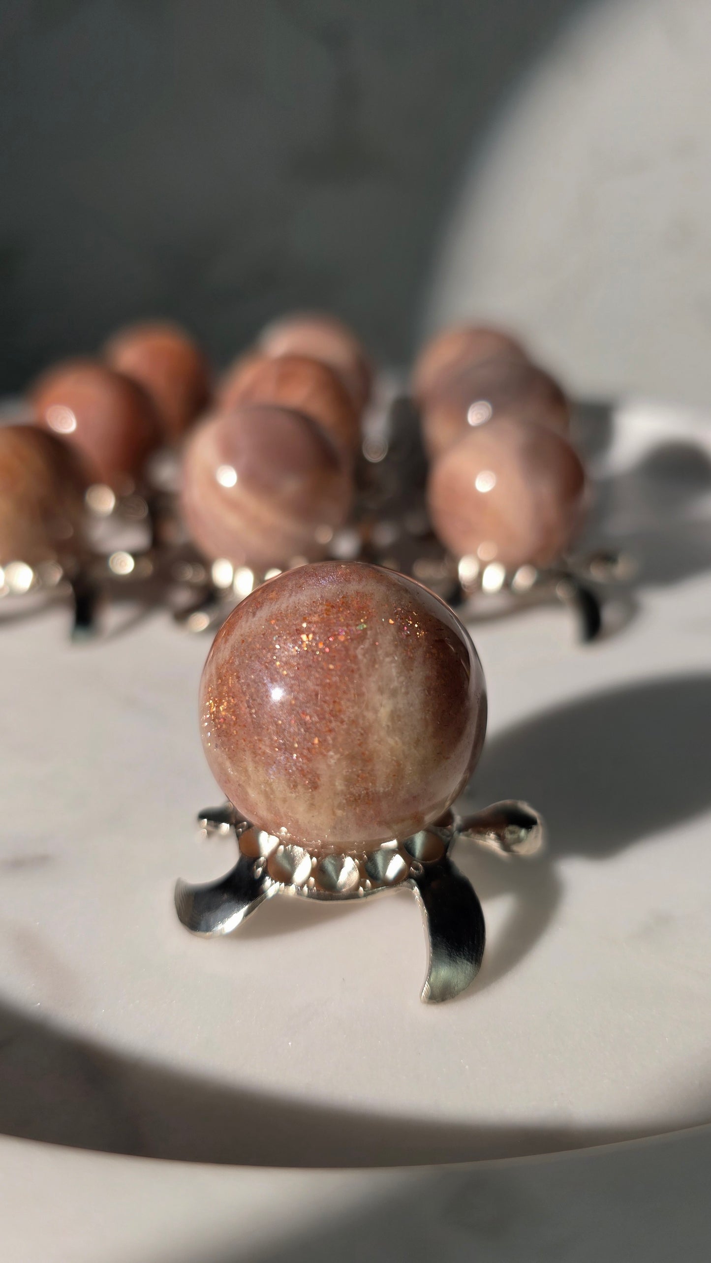 Glitzernde Sonnenstein-Kugeln – Licht, Lebensfreude & funkelnde Magie