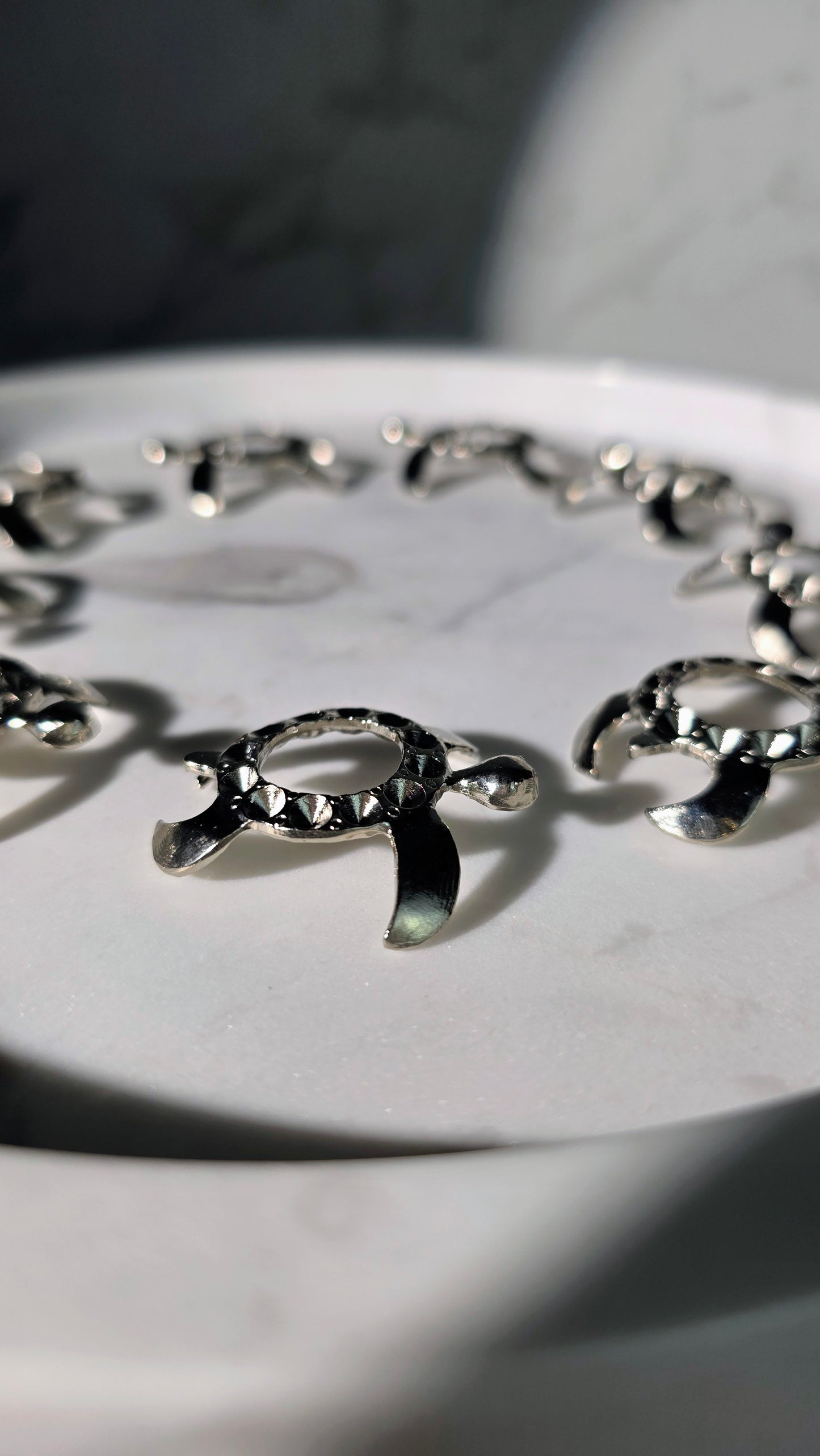 Kugelhalter „Schildkröte“ Silber – Verspielte Eleganz für kleine Kristallkugeln