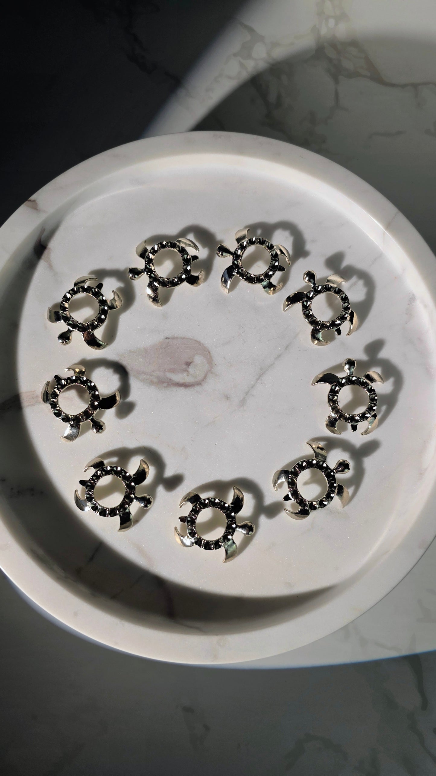 Kugelhalter „Schildkröte“ Silber – Verspielte Eleganz für kleine Kristallkugeln