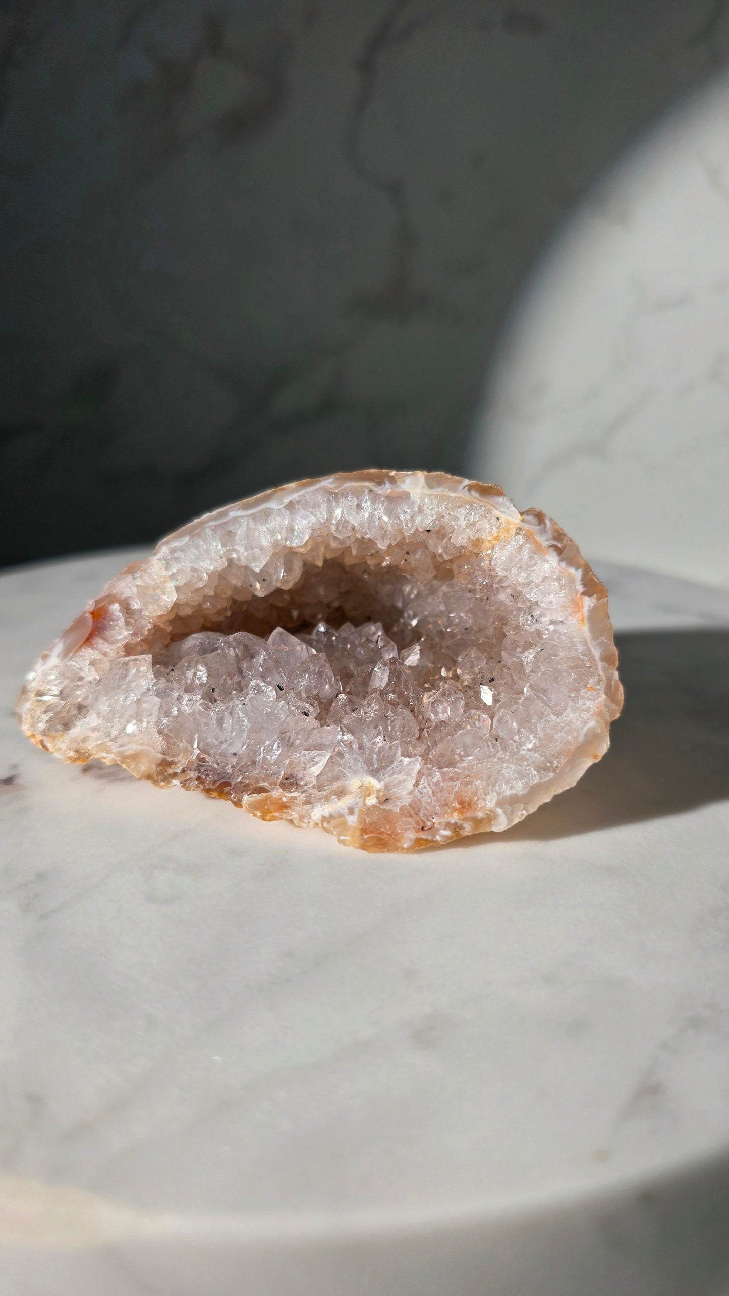 Achat Quarz Geode aus Brasilien mit Glitzereffekt