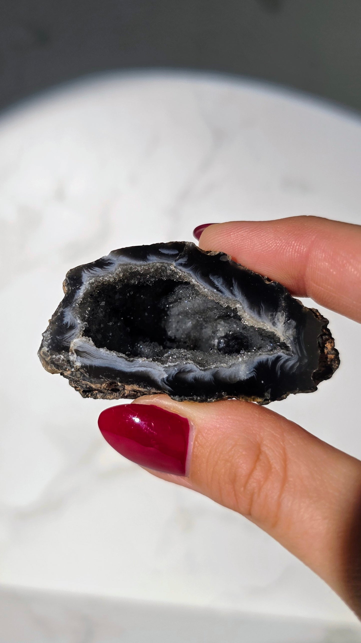 Grau-Schwarze Achat Geode aus Brasilien mit Glitzereffekt