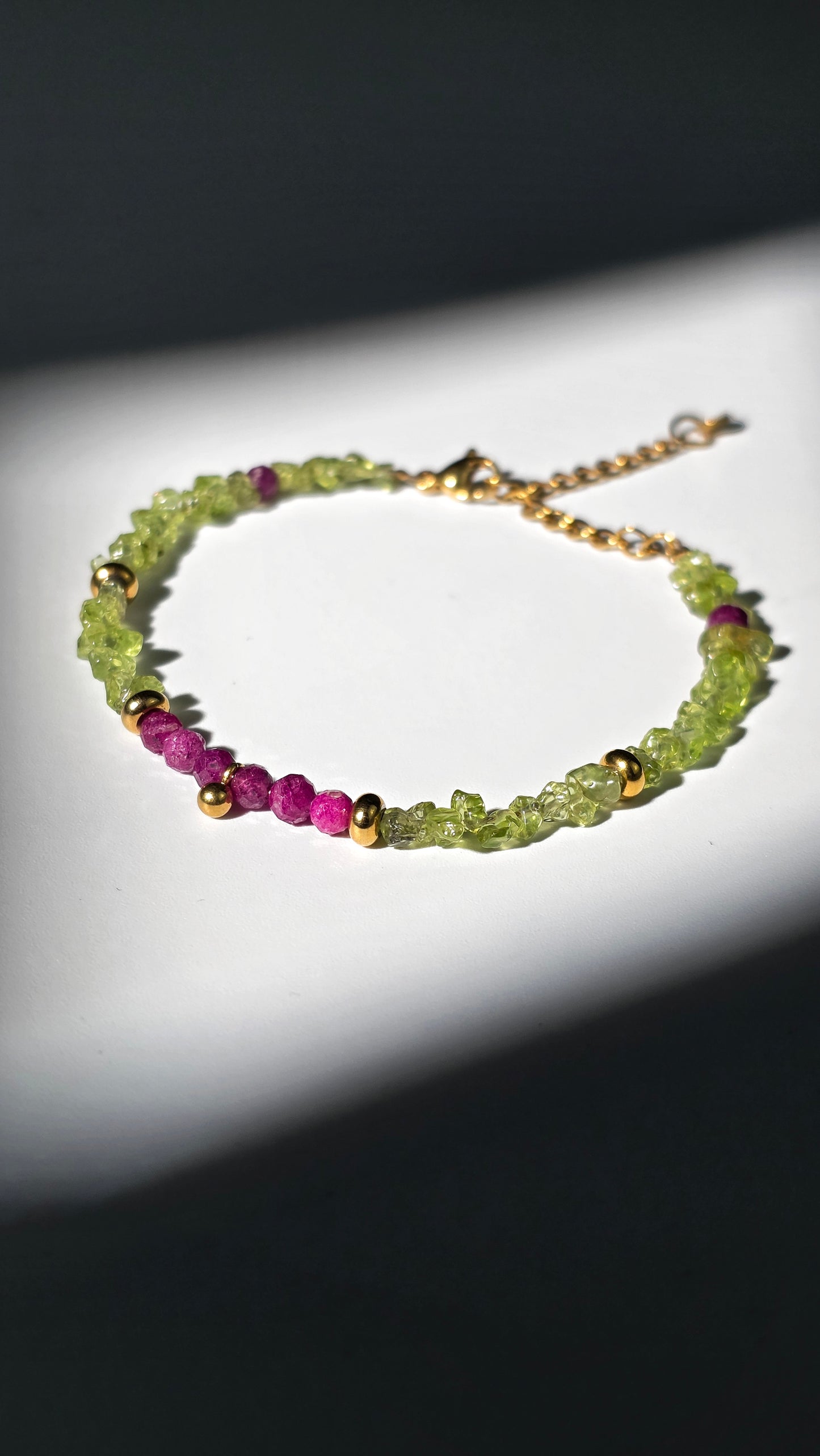 „Heart Awakening“ – Rubin & Peridot Armband
