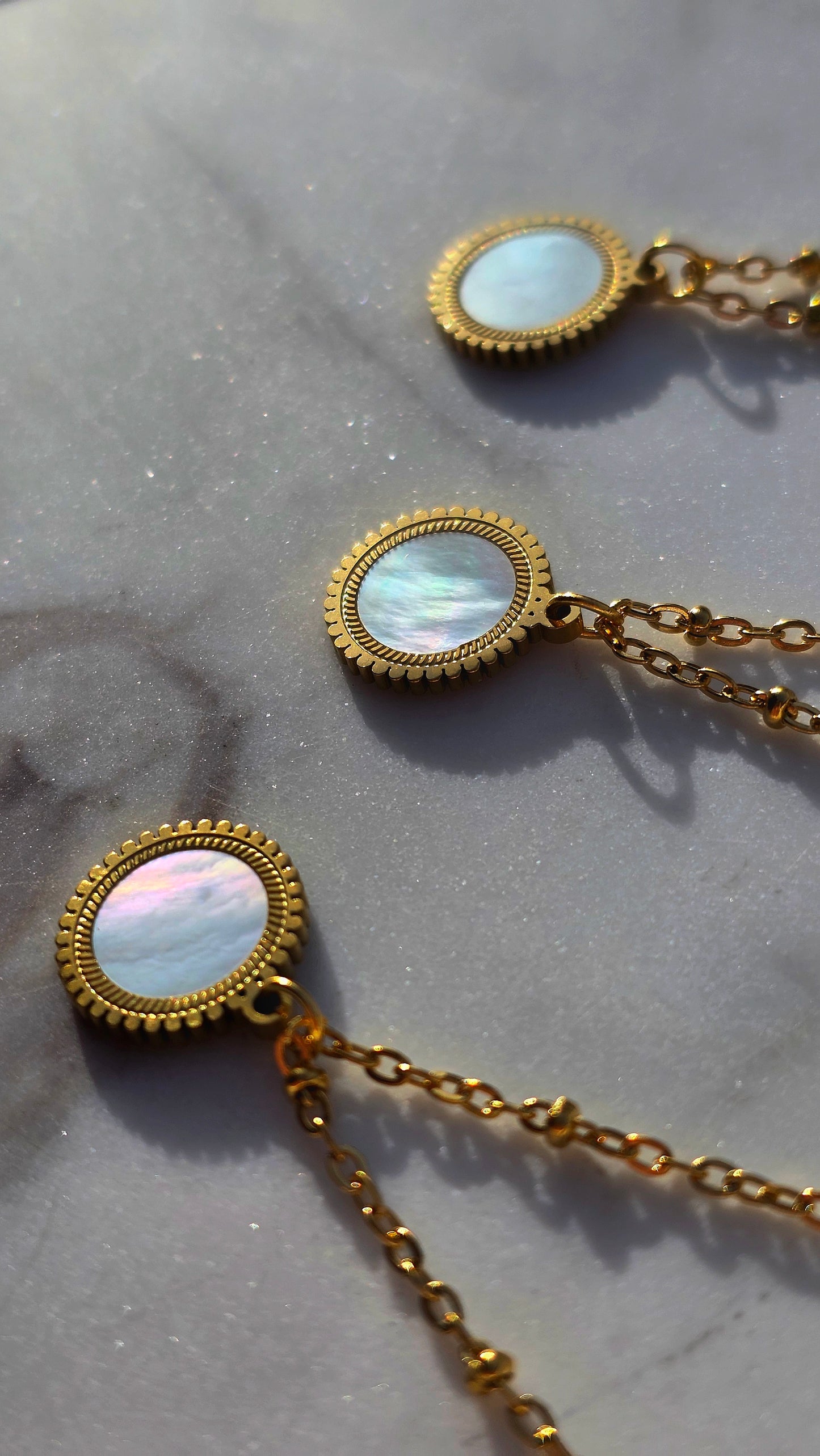 „Sunlit Pearl Necklace“ – Perlmutt Halskette