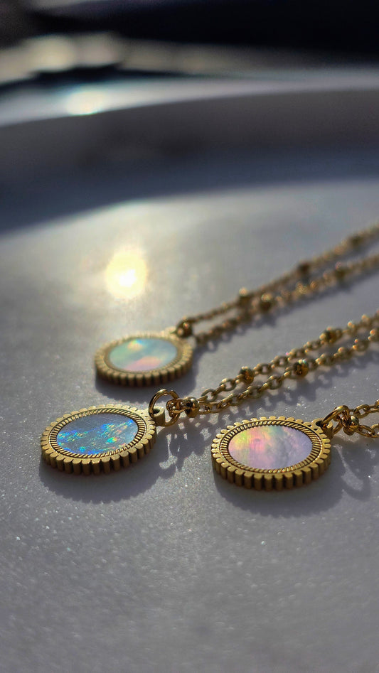 „Sunlit Pearl Necklace“ – Perlmutt Halskette