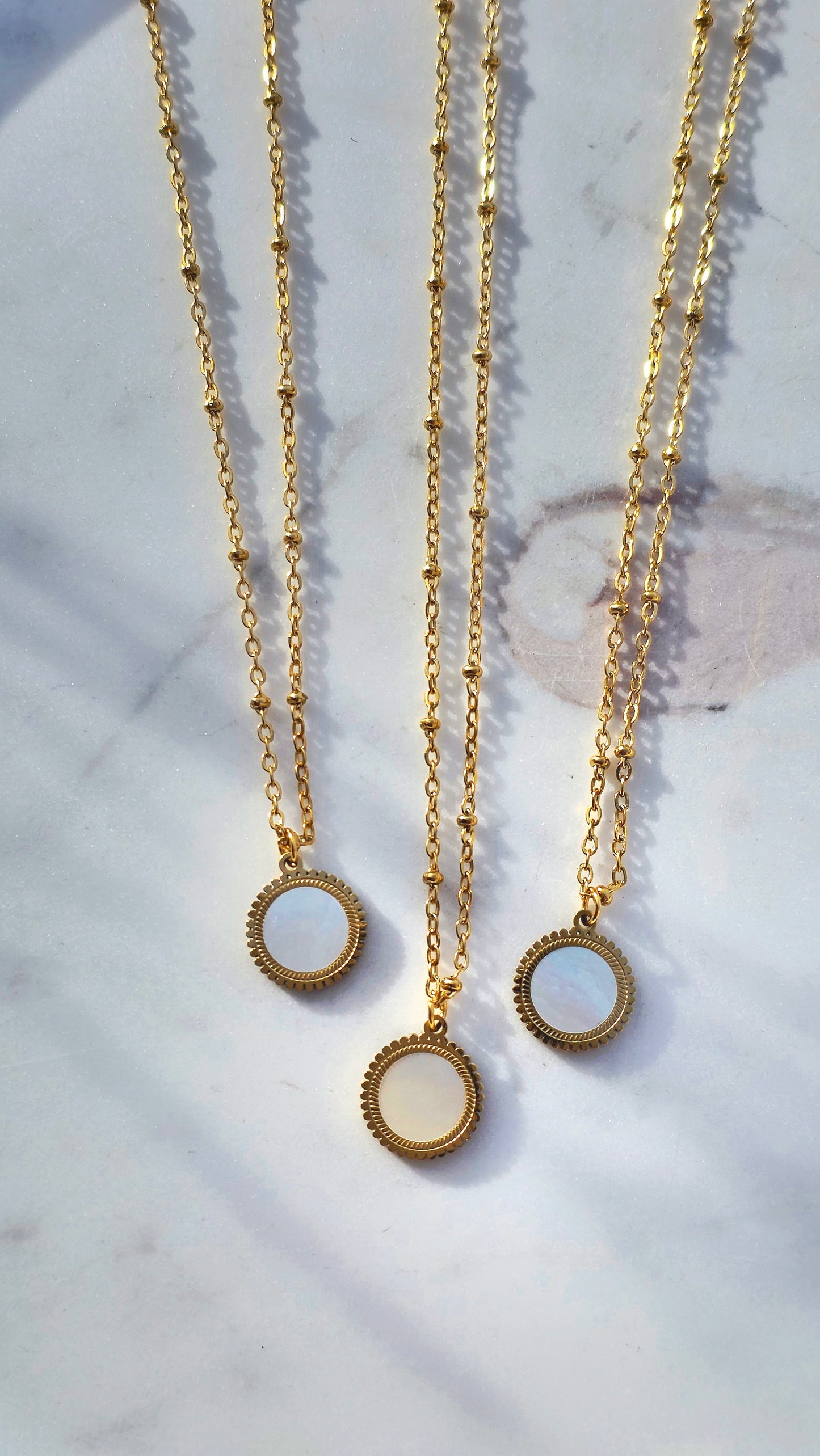 „Sunlit Pearl Necklace“ – Perlmutt Halskette