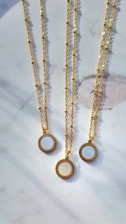 „Sunlit Pearl Necklace“ – Perlmutt Halskette