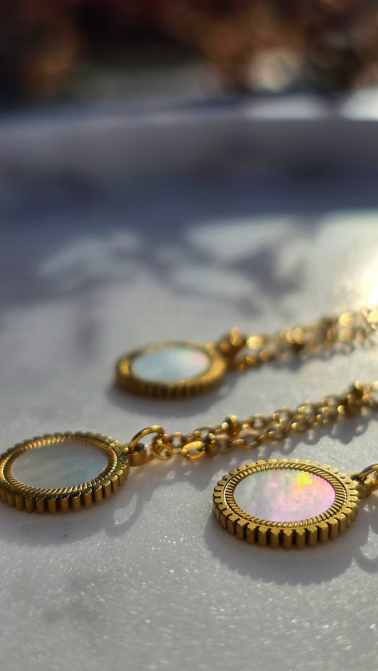 „Sunlit Pearl Necklace“ – Perlmutt Halskette