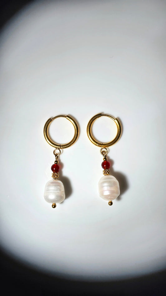 „Crimson Pearl“ – Kreolen mit Süßwasserperlen & Karneol